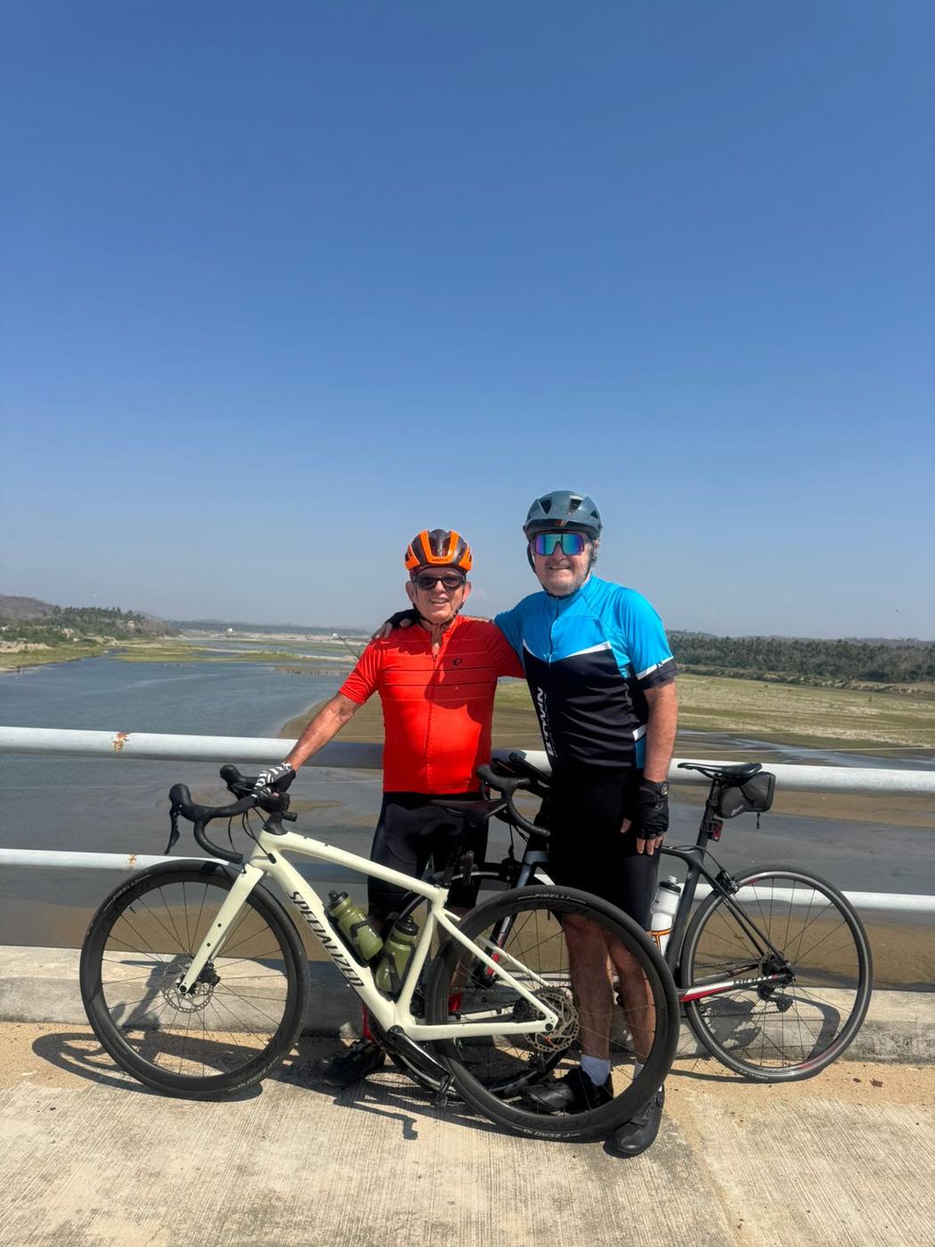 Ciclistas en el puente