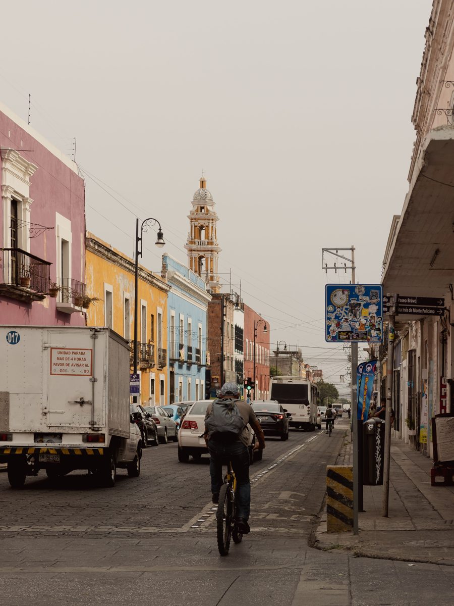 Ciclista en el centro histórico