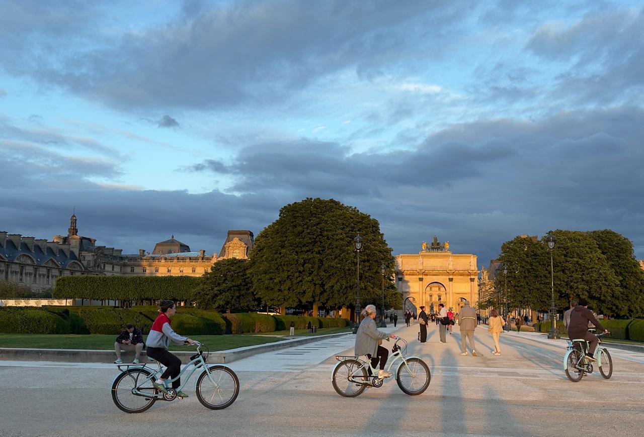Rodando frente al Louvre, París